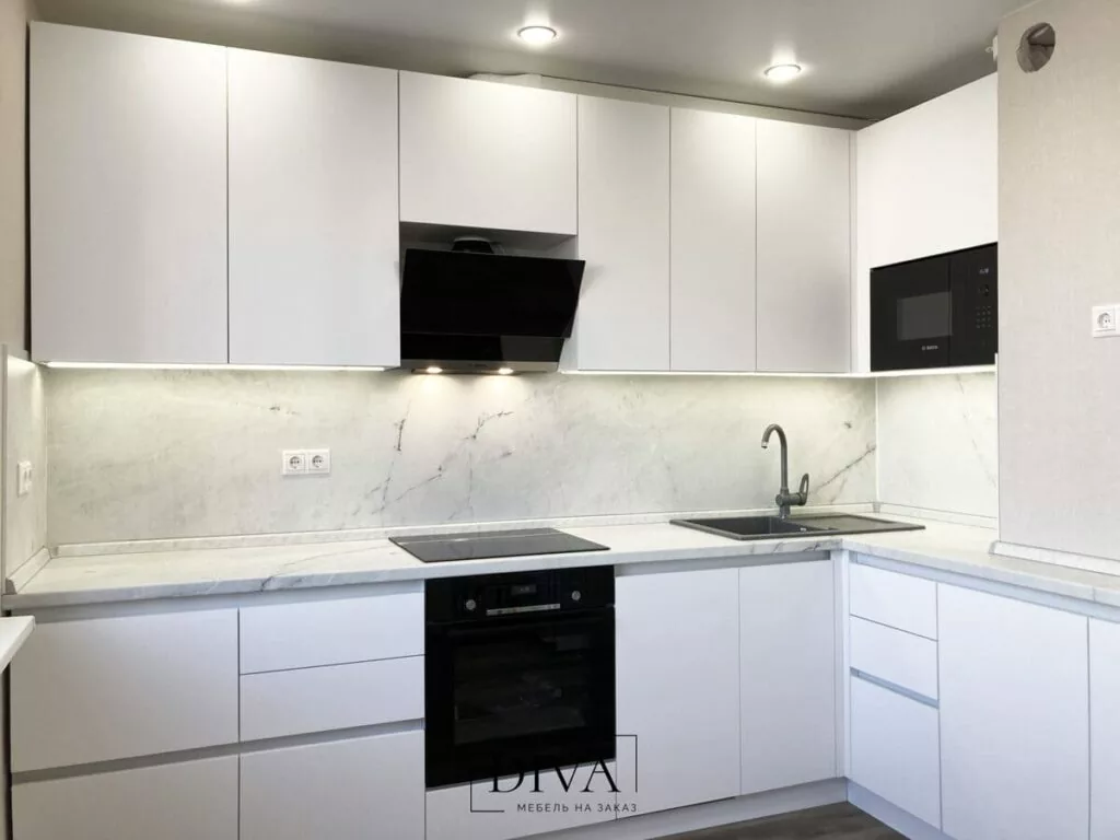 КУХНЯ СО СТЕНОВОЙ И СТОЛЕШНИЦЕЙ SLOTEX