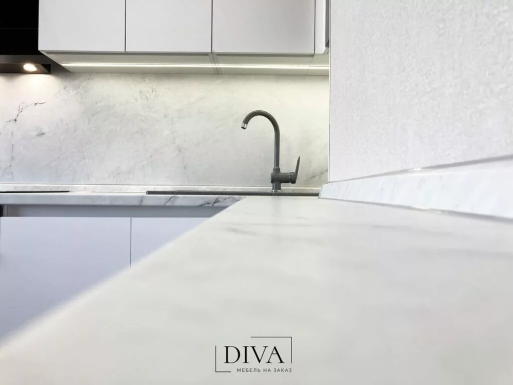 КУХНЯ СО СТЕНОВОЙ И СТОЛЕШНИЦЕЙ SLOTEX