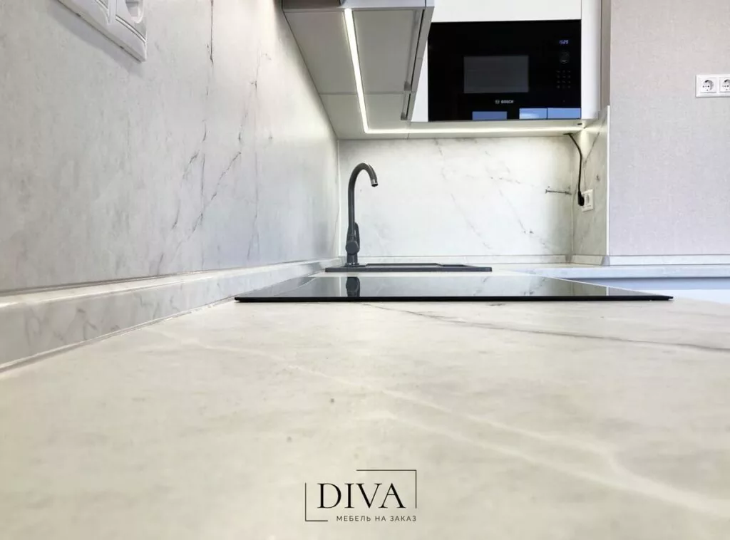 КУХНЯ СО СТЕНОВОЙ И СТОЛЕШНИЦЕЙ SLOTEX